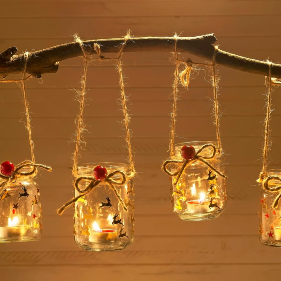 Suport de lumânări suspendate realizate din borcane reciclate și decorate cu sfoară și aplicații tematice de Crăciun