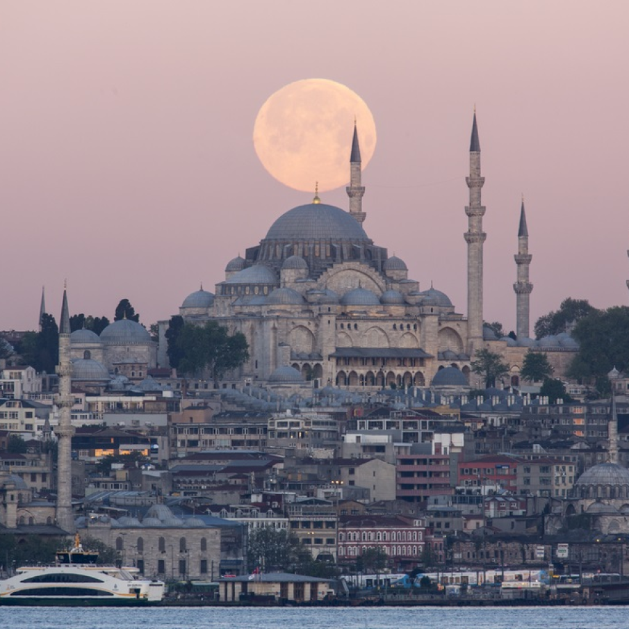 Moscheea Suleymaniye este superba oricum, dar sa surprinzi si o gigantica luna plina chiar deasupra ei, aproape ca ai obtinut fotografia perfecta!