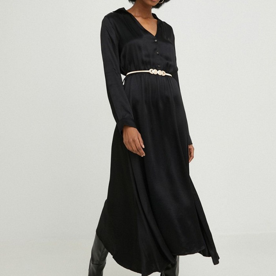 Rochie neagră, midi, din colecția Answear Lab, având croiala evazată. Este confecționată din țesătură satinată, mâneci cu manșete finisate și în talie are o curea 