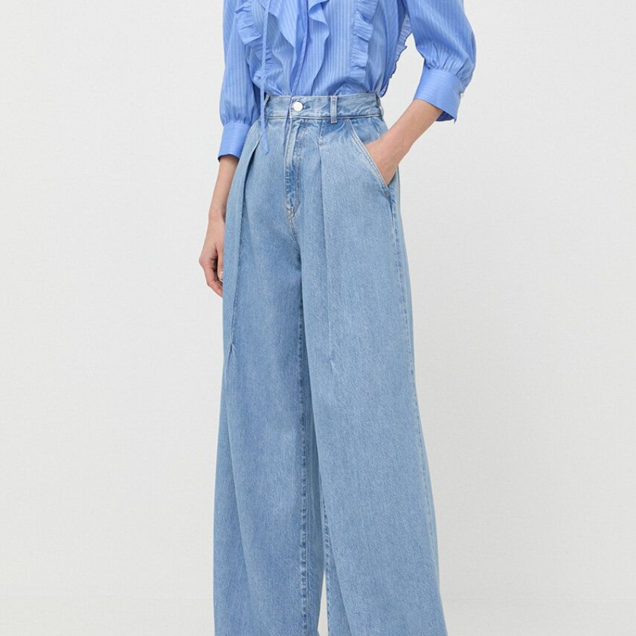 Jeanși din colecția BOSS cu picior extra large și talie înaltă, confecționați din denim spălăcit. Dispun de pliuri decorative și au o alură de eleganță 