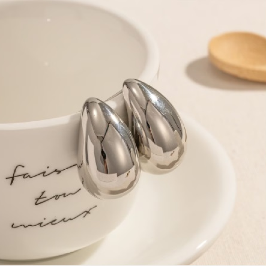 Cercei argintii, tip drop (lacrimă), placați cu Platină, cu lungime de 3,22 cm. Sunt moderni, eleganți și aduc o notă de lux ținutei 