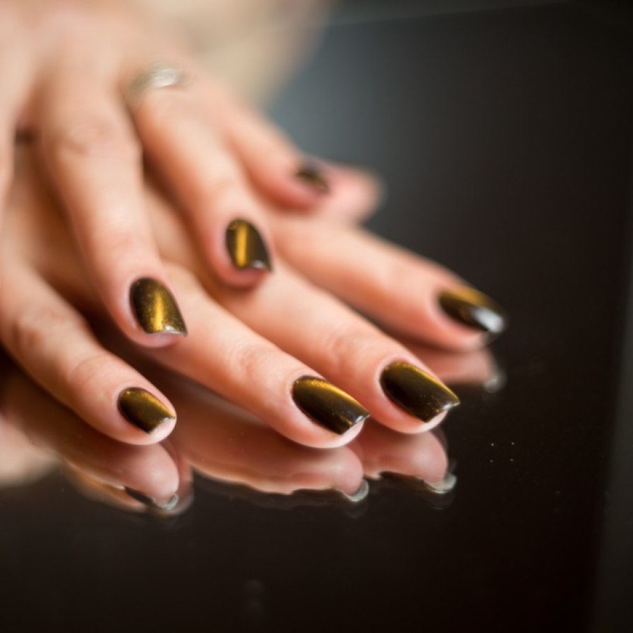 Manichiură cat eye sau cum să creezi efectul de ”ochi de pisică” pe unghii 