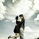 Sarutul, atingerea care transmite. Istoria fascinanta a sarutului.