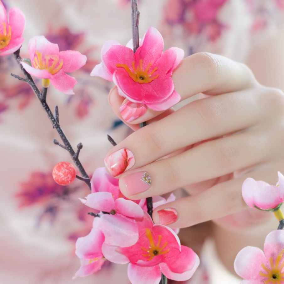 Manichiură floare de cireș 