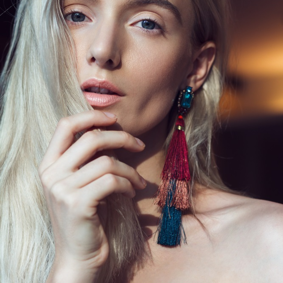 Cercel lung și colorat, cu bijuterie și straturi suprapuse de material textil 