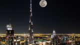 Dubai-ul noaptea are un farmec aparte scaldat in luminile zgarie-norilor si ale lunii pline