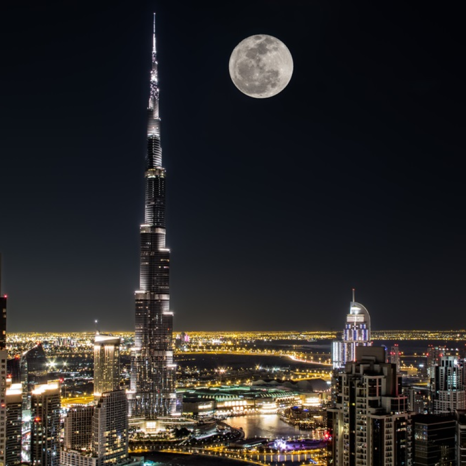 Dubai-ul noaptea are un farmec aparte scaldat in luminile zgarie-norilor si ale lunii pline