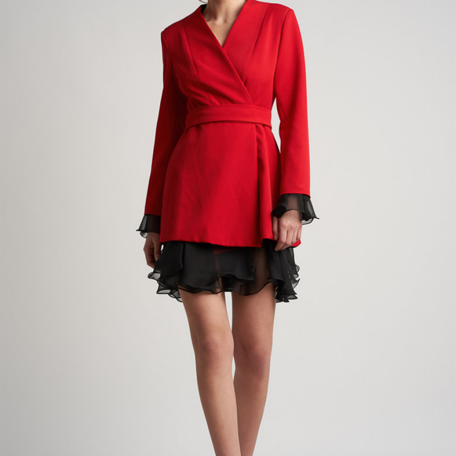 Rochie roșie petrecută, tip sacou, cu detalii vaporoase din mătase neagră 