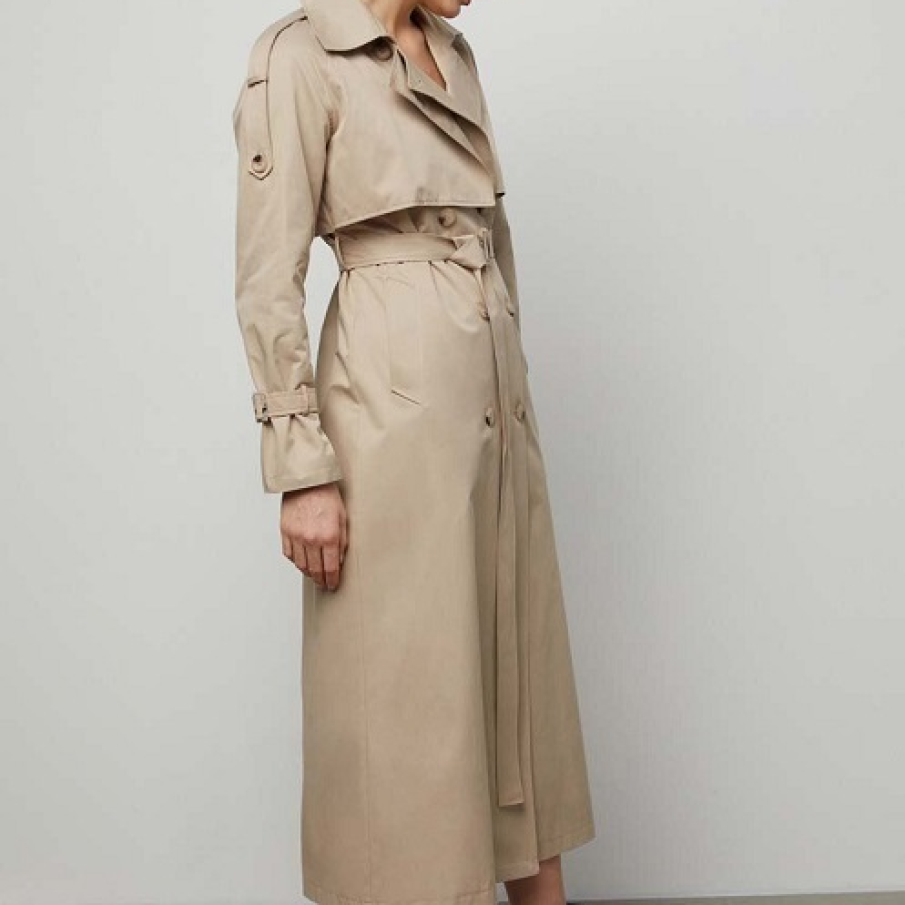 Trenci din colecția Answear Lab în nuanță nude, de lungime trei sferturi, cu două buzunare laterale și curea textilă atașată 