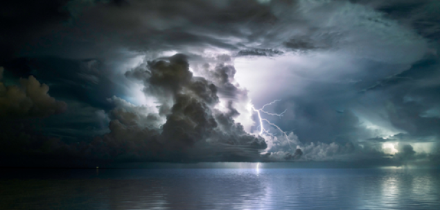 Unde are loc cea mai mare parte a actiunii din piesa Furtuna de William Shakespeare?