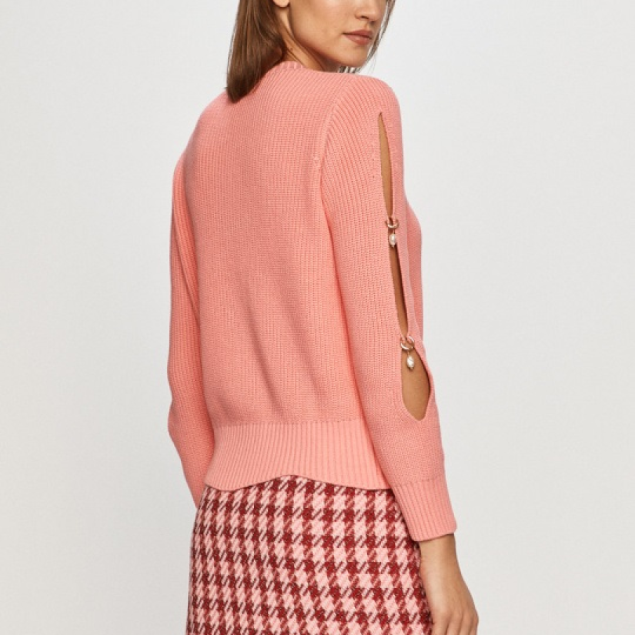 Pulover cu decupaje pe mâneci și accesorii metalice