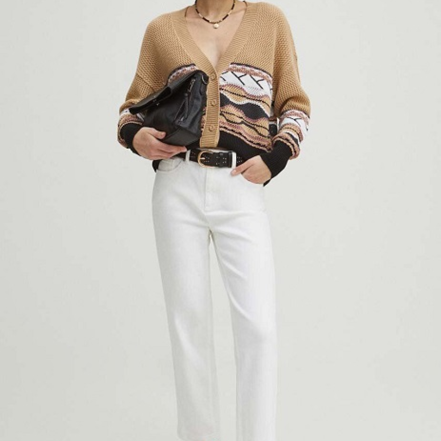 Blugi albi Medicine cu betelie, având o croială universală, fason drept și talie medie