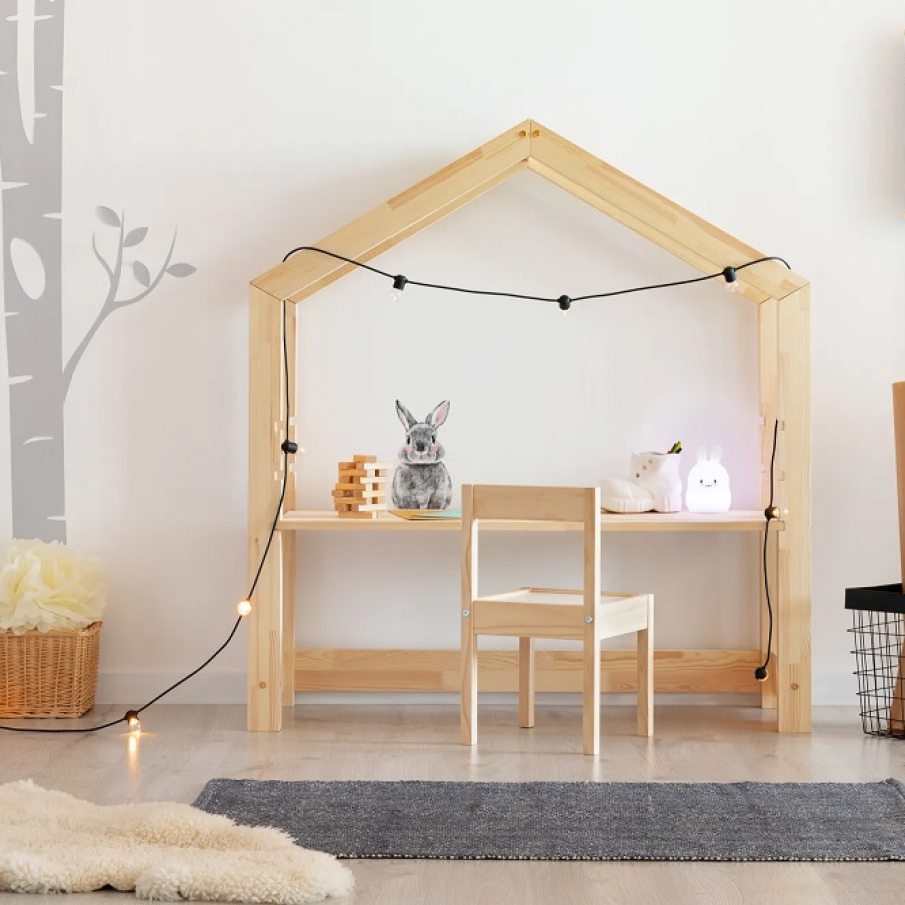 Biroul tip căsuță din lemn de pin pentru copii Adeko Bran are un design creativ și este perfect pentru scrierea temelor, desenat sau jocurile creative