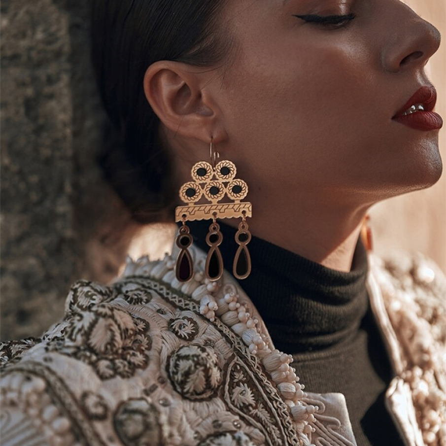 Cercei candelabru în stil spaniol, din oțel inoxidabil, ce combină în mod epatant negrul cu auriul