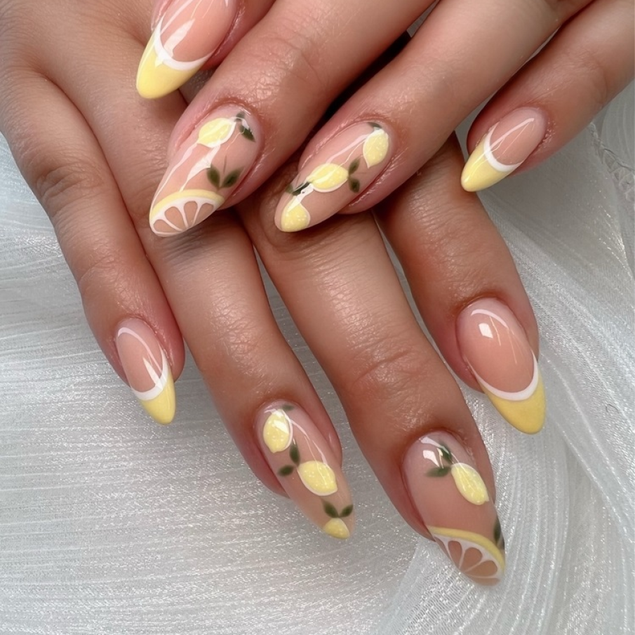 Manichiură french acrilică nude pe unghii în formă de migdală, inspirate din arta lămâilor