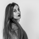 Anca Neațu - “Poate cineva mai are o bijuterie din aceeași colecție într-un colț opus al lumii, sau poate e singura care a supraviețuit peste ani. Iar asta face parte din frumusețea vintage-ului”