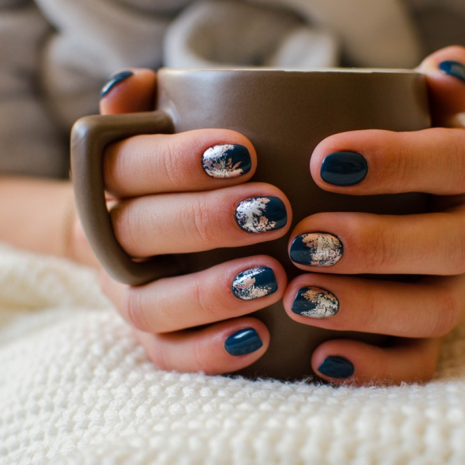 Manichiura in nuante dark 