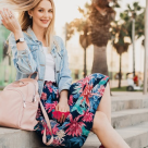 Flori, fete și culori: 7 modele de fuste lejere cu imprimeuri florale