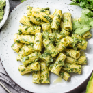 Rețete rapide: Paste cu avocado și parmezan, cremoase și delicioase