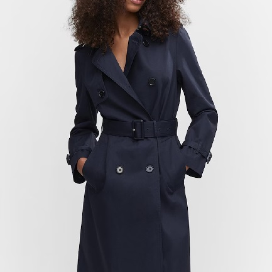 Trenci ultramarin închis, casual elegant, de la Mango. Dispune de două rânduri de nasturi și revere decupate