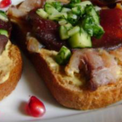 Tartine cu macrou afumat si sfecla