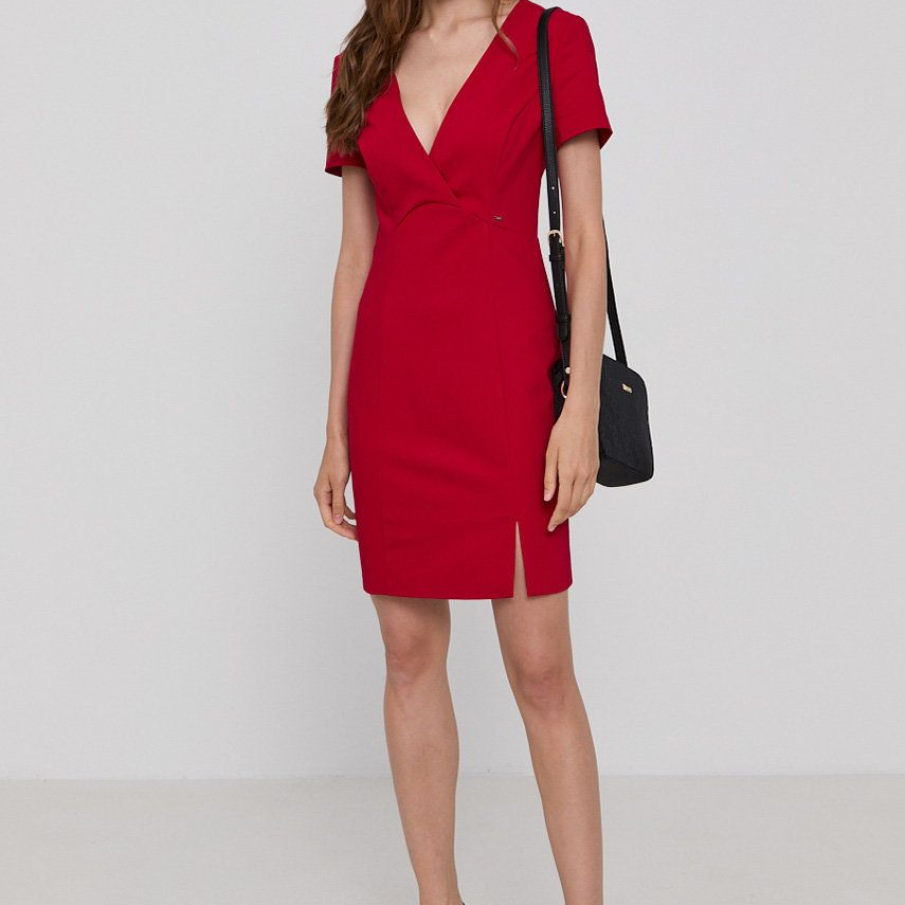 Rochie scurtă Morgen, cu decolteu în V, sexy, dar cuminte în același timp, perfectă pentru petrecerile de Crăciun