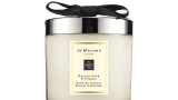 Lumânare parfumată și elegantă by JO MALONE LONDON cu parfum de pară englezească și frezie, frezii albe, acompaniată de ambră, paciuli și esențe lemnoase 