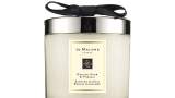 Lumânare parfumată și elegantă by JO MALONE LONDON cu parfum de pară englezească și frezie, frezii albe, acompaniată de ambră, paciuli și esențe lemnoase 