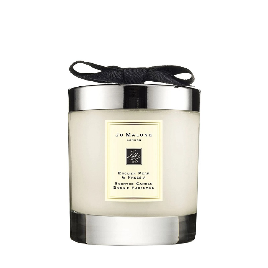 Lumânare parfumată și elegantă by JO MALONE LONDON cu parfum de pară englezească și frezie, frezii albe, acompaniată de ambră, paciuli și esențe lemnoase 