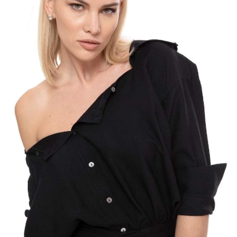 Cămașă neagră uni cu decupaje frontale. Are un sistem de prindere ingenios și de aceea poate fi purtată și pe un singur umăr