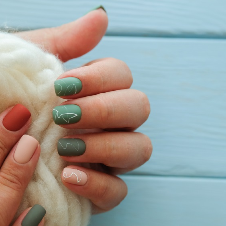 Unghiuțe în diverse nuanțe de verde mat, roz mat și maro stacojiu, decorate cu dungi abstracte 