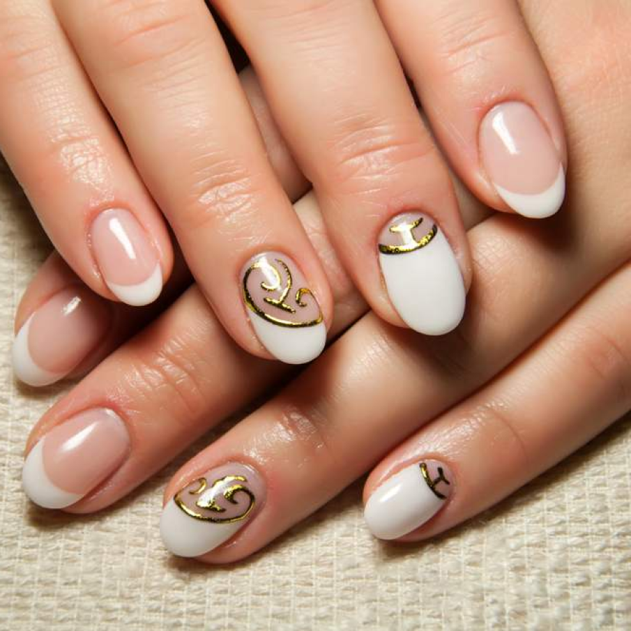 Manichiura French ovala, cu accente grafice aurii 