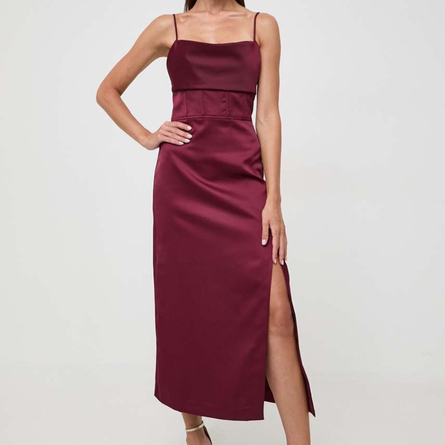 Rochie Guess elegantă, de lungime trei sferturi, în nuanță bordo, cu șliț adânc pe un picior și bretele finuțe 