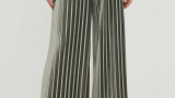 Pantaloni spectaculoși Liu Jo cu elastic cu șnururi în talie, ideali pentru ocaziile speciale datorită aspectului lor elegant. Sunt fabricați din țesătură de catifea și au picior larg