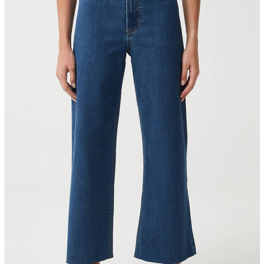 Blugi ampli cu terminatii nefinisate OVS ce arata minunat purtati cu o pereche de pantofi sport 