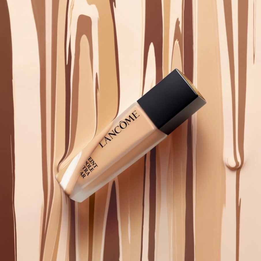 Fondul de ten Teint Idole Ultra Wear Foundation de la Lancome oferă rezistență împotriva transpirației, umidității și a excesului de sebum. Acoperă lejer și are un finish mat, natural