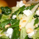 Salata cu pere, branza de capra si alune de padure
