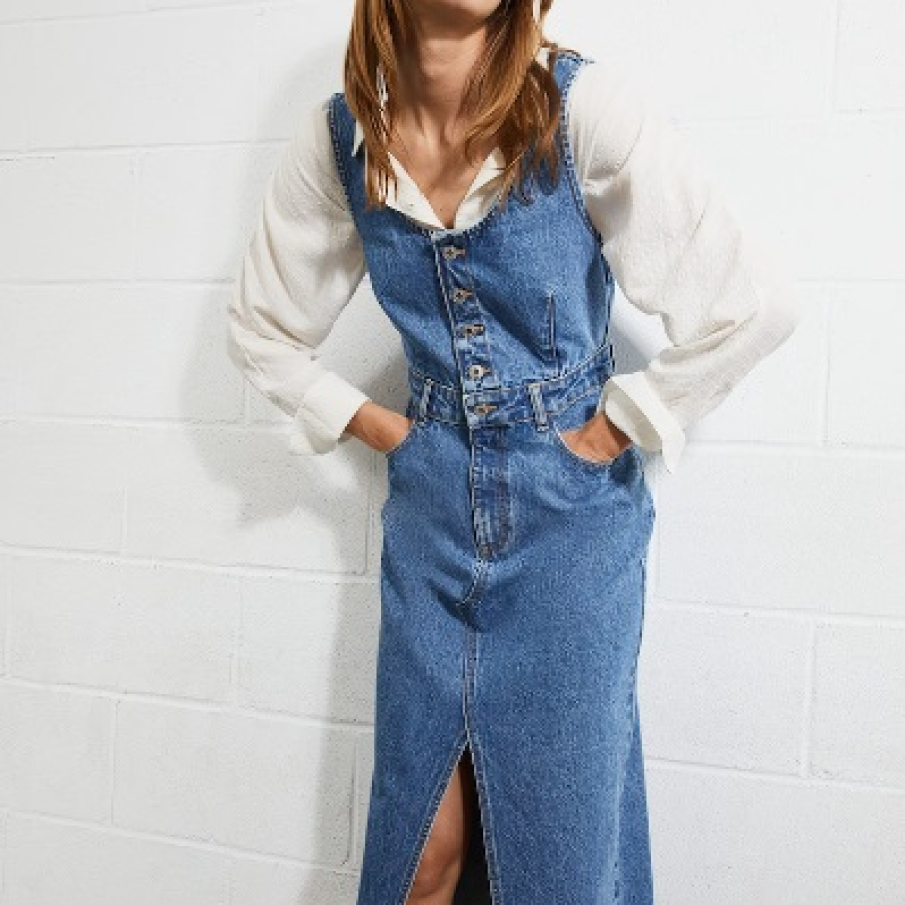 Rochie Mango de denim cu șliț frontal, fără mâneci, ideală pentru a fi purtată peste o cămașă sau o helancă