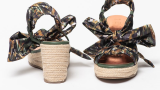 Sandale tip espadrile Ted Baker cu talpă wedge. Sunt confecționate din material textil, cu imprimeu militar.