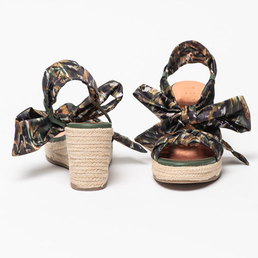 Sandale tip espadrile Ted Baker cu talpă wedge. Sunt confecționate din material textil, cu imprimeu militar.