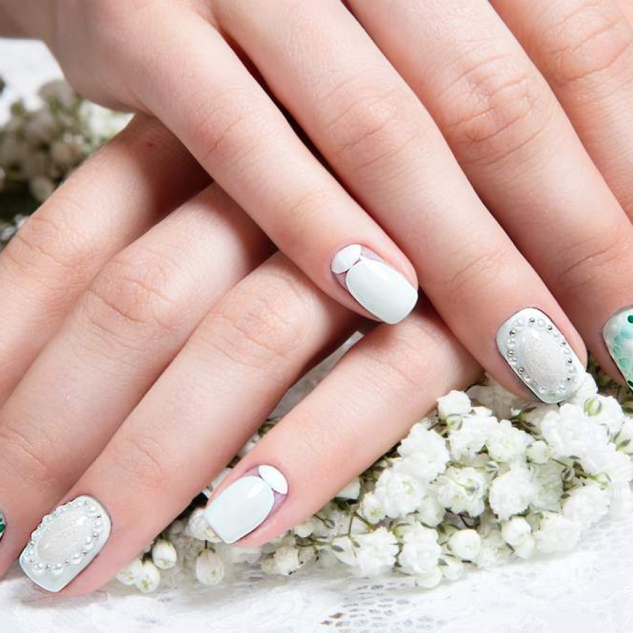 Manichiura de mireasa asortata cu buchetul miresei 