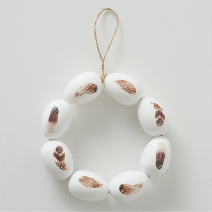 Coronița tematică de Paște Boltze cu diametru de 20 cm și lățime de 4 cm. Este suspensabilă și se agăță ușor pe orice ușă, perete sau unde îți dorești.