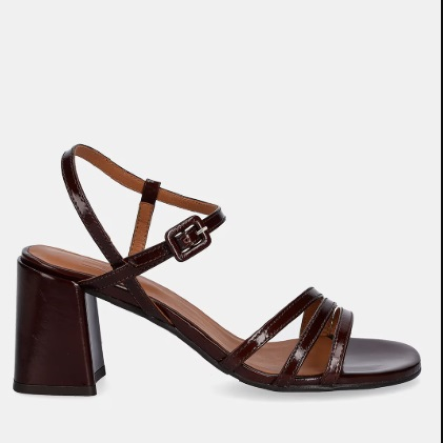 10 modele de sandale în nuanță de Mocha Mousse, culoarea anului