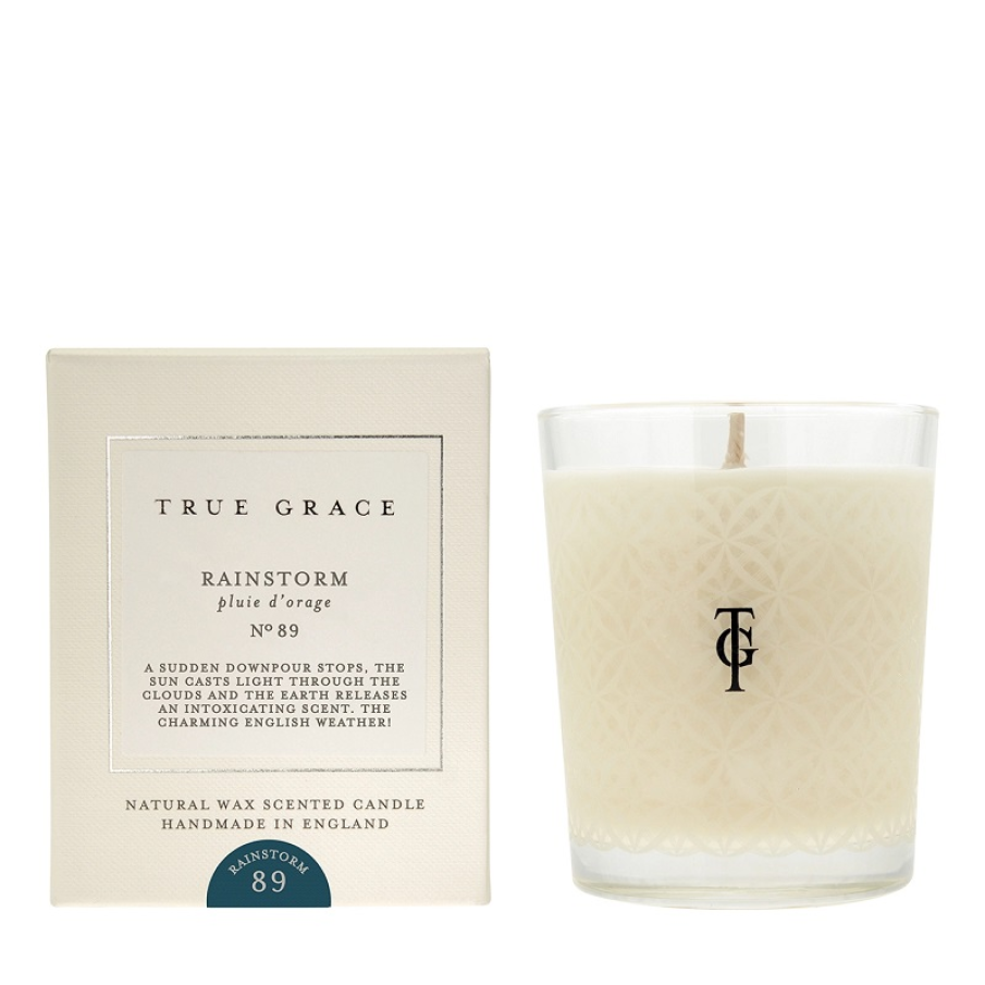 Lumânare parfumată Village Classic Candle - După furtună, de la TRUE GRACE. Creează o atmosferă de vis conturată în jurul unor arome de paciuli, pepene galben și note florale
