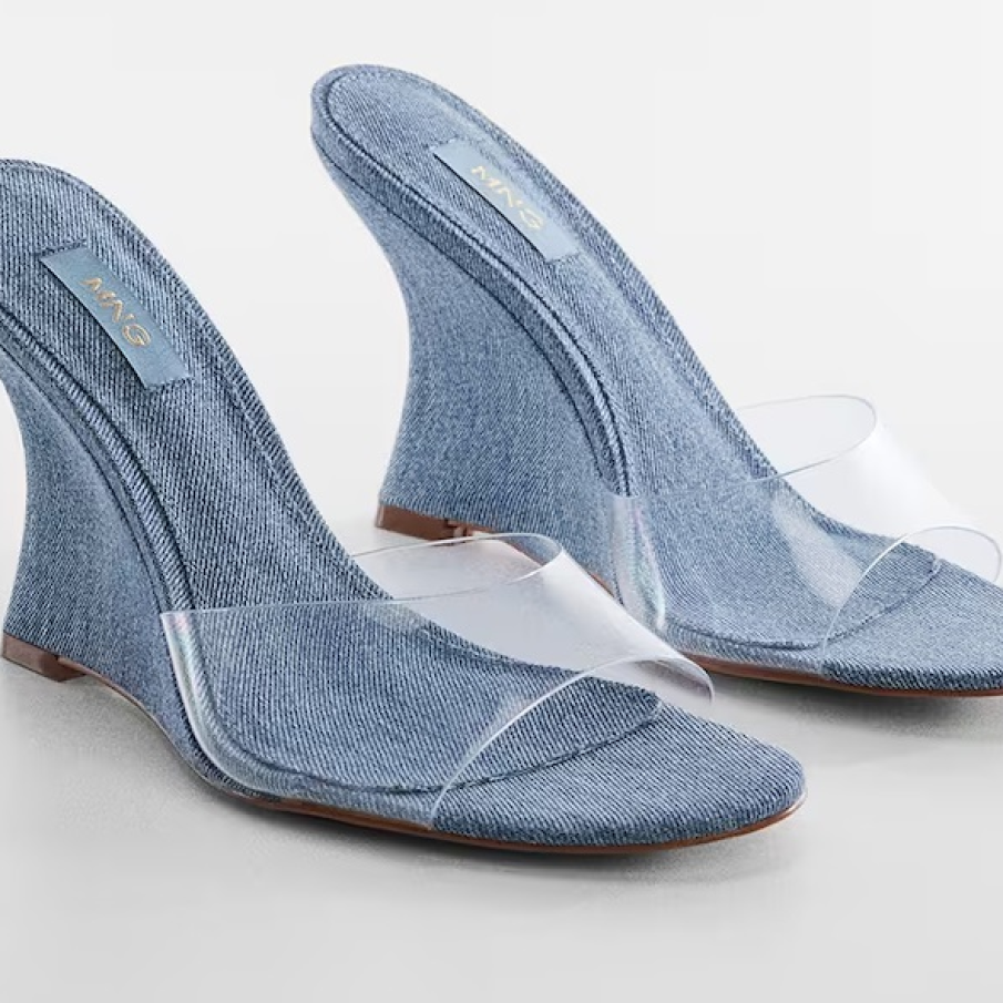 Papuci stil sabot cu talpă wedge, aspect de jeans și un segment din material transparent 