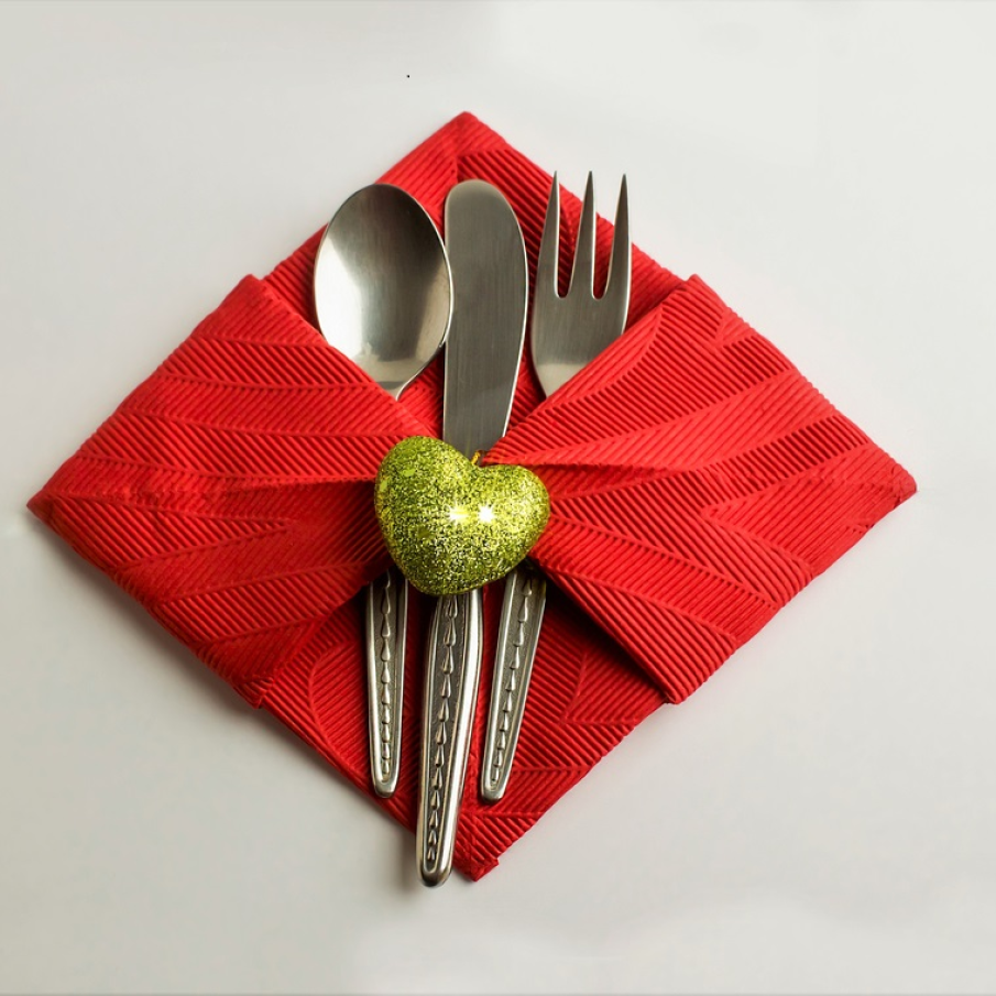 Șervețel împăturit special în formă geometrică pătrată și decorată cu un accesoriu tip inimioară 
