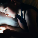 Drama generației cu telefonul în pat