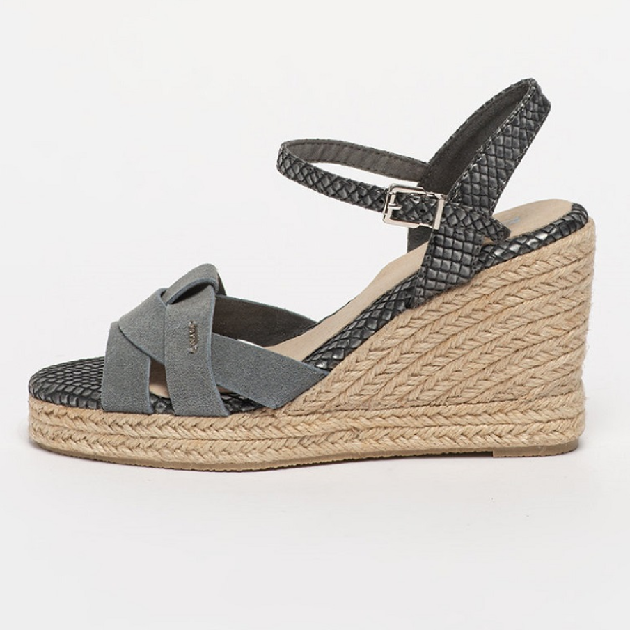 Sandale cu talpă wedge, din piele întoarsă și piele naturală cu aspect împletit. Sunt de culoare albastru prăfuit.