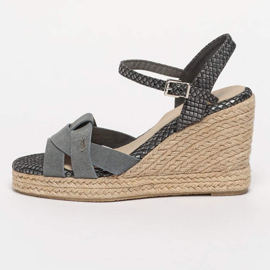 Sandale cu talpă wedge, din piele întoarsă și piele naturală cu aspect împletit. Sunt de culoare albastru prăfuit.