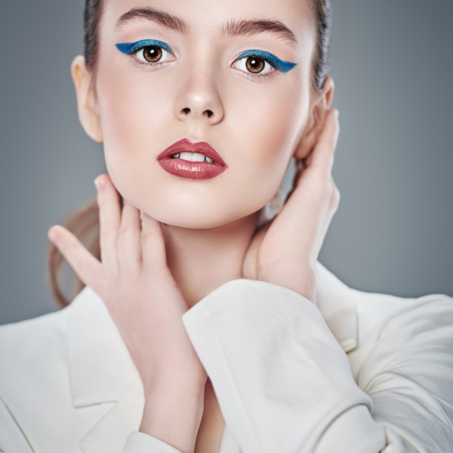 Albastrul roial a fost declarat culoarea anului 2020 si in vom regasi des si in propunerile de machiaj